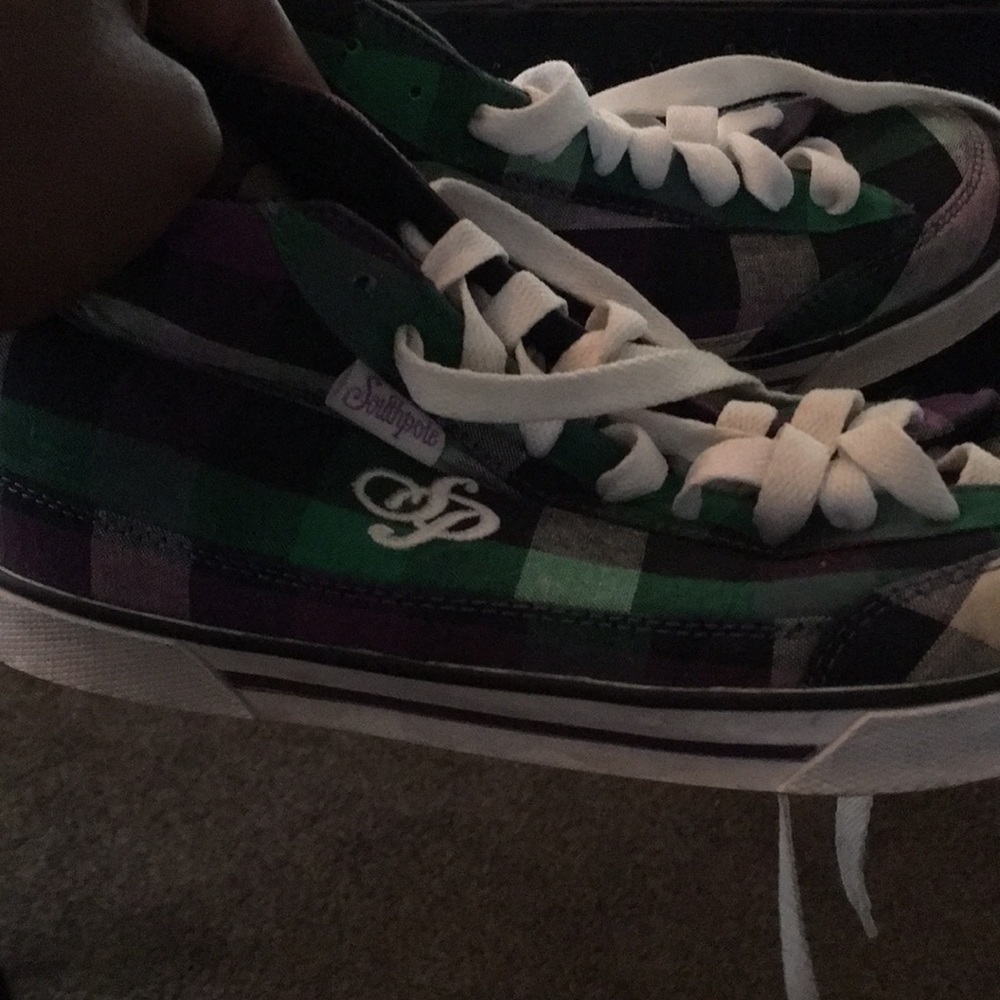 Tennis shoes